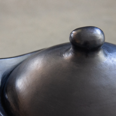 Cocotte haute ronde en céramique noire La Chamba Ø30 cm