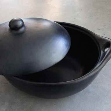 Cocotte en céramique noire La Chamba - 34 x 26 x 13 cm - 6 à 8 pers.